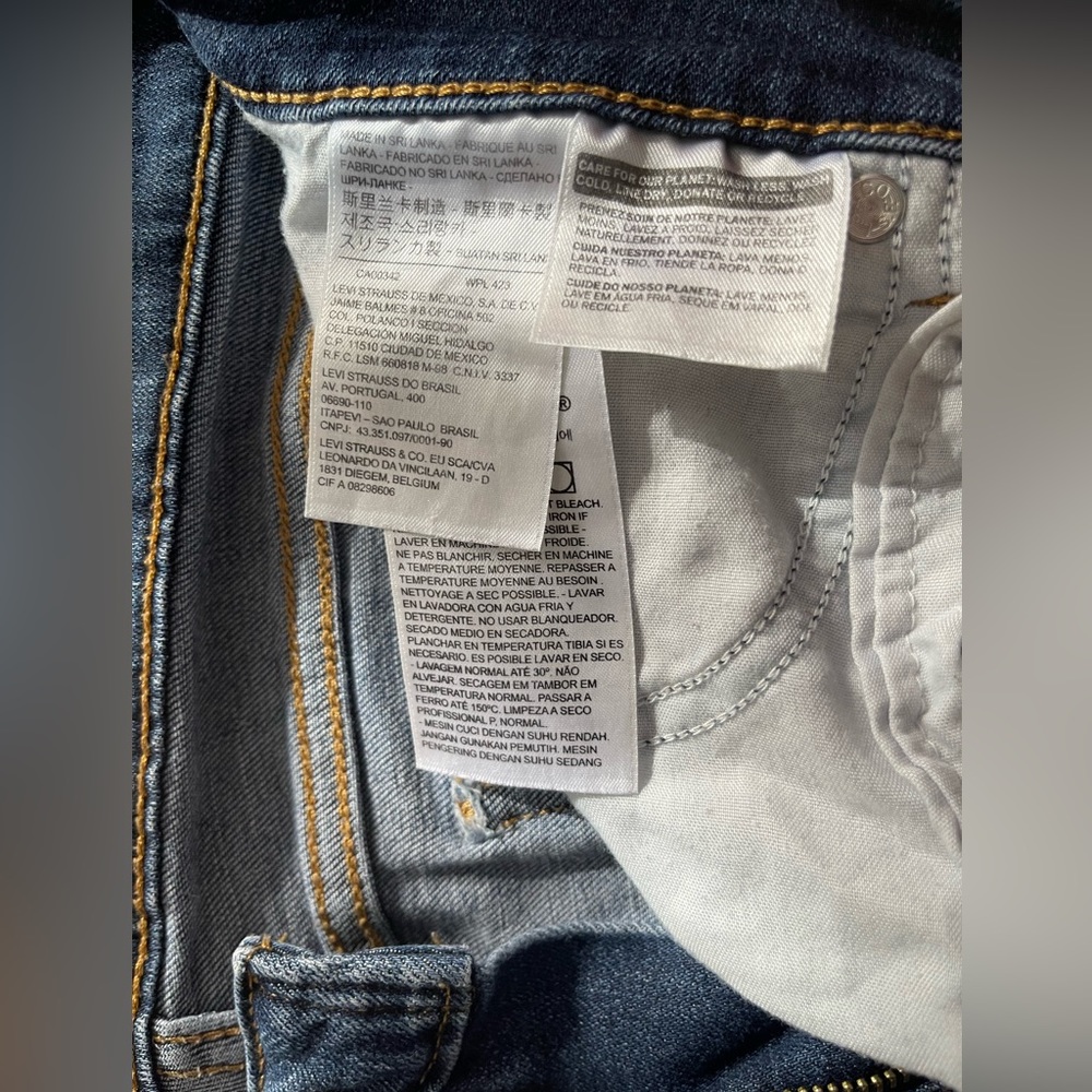 Woman Levi’s 711 skinny jeans